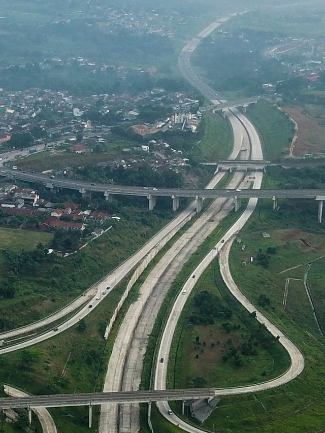 Foto udara proyek pembangunan Jalan Tol Bogor-Ciawi-Sukabumi (Bocimi) seksi II di Cigombong, Kabupaten Sukabumi, Jawa Barat, Minggu (11/4). Foto: Raisan Al Farisi/Antara Foto