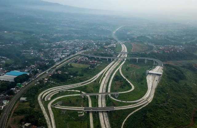 Foto udara proyek pembangunan Jalan Tol Bogor-Ciawi-Sukabumi (Bocimi) seksi II di Cigombong, Kabupaten Sukabumi, Jawa Barat, Minggu (11/4). Foto: Raisan Al Farisi/Antara Foto