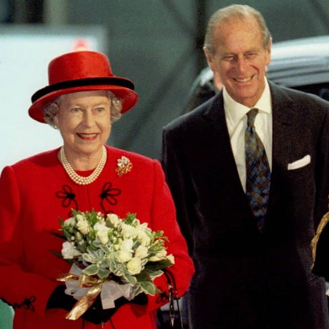 Pangeran Philip (kanan) bersama Ratu Elizabeth II. (Foto: Instagram/@queenelizabethiiuk).