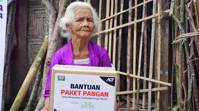 Salah satu lansia penerima manfaat Paket Pangan dari ACT Jawa Tengah