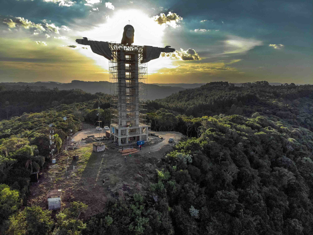 Pemandangan patung Kristus yang sedang dibangun di Encantado, negara bagian Rio Grande do Sul, Brasil (9/4/2021). Foto: SILVIO AVILA/AFP