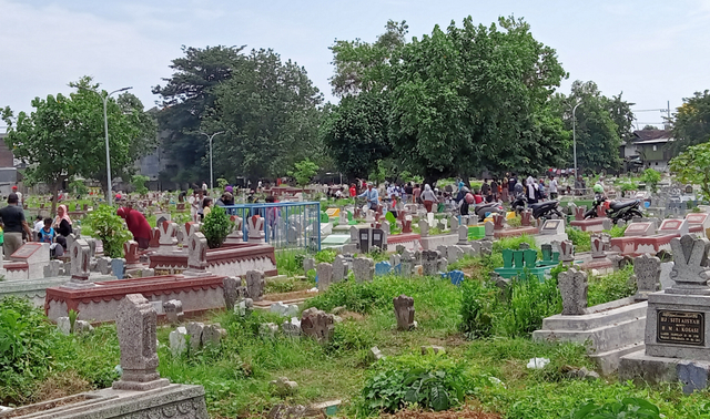Peziarah di pemakaman Pegirian, Surabaya, Minggu (11/4). Foto-foto: Masruroh/Basra