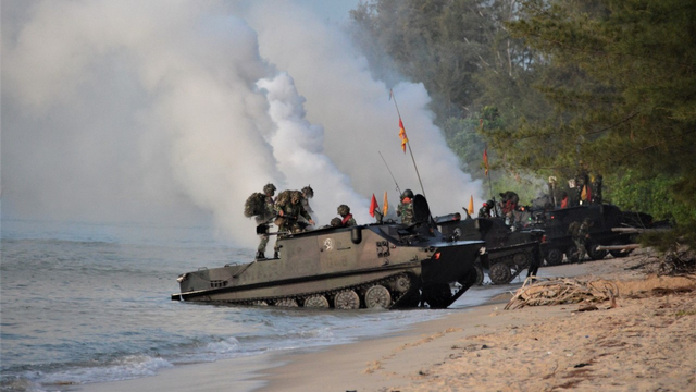 Latihan operasi amfibi Korps Marinir TNI AL di Pantai Todak, Dabo Singkep, Sabtu (10/4). Foto: Dok Lantamal IV.