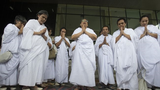 Lia Aminnuddin atau Lia Eden (tengah) berdoa untuk KPK di halaman gedung KPK, Jakarta. Foto: Rosa Panggabean/Antara Foto