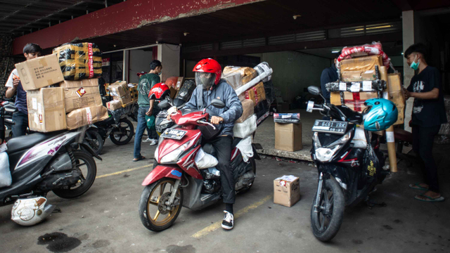 Petugas jasa pengiriman bersiap mengirimkan paket kepada pelanggan di SiCepat Ekspres Pancoran (HUB) G23, Jakarta, Minggu (11/4/2021).  Foto: ANTARA FOTO/Aprillio Akbar