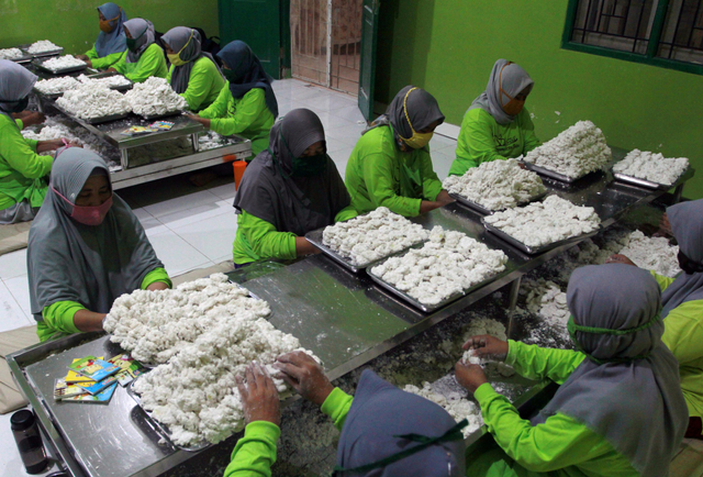 Pekerja membuat makanan tradisional cireng di sentra UMKM pembuatan Cireng Crispy di Pamulang, Tangerang Selatan, Banten, Selasa (6/4/2021). Foto: Muhammad Iqbal/Antara Foto