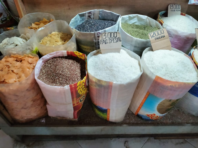 Harga eceran sembilan bahan pokok (sembako) di pasar Gamalama, Ternate, Maluku Utara. Foto: Julfikar Sangaji/JMG