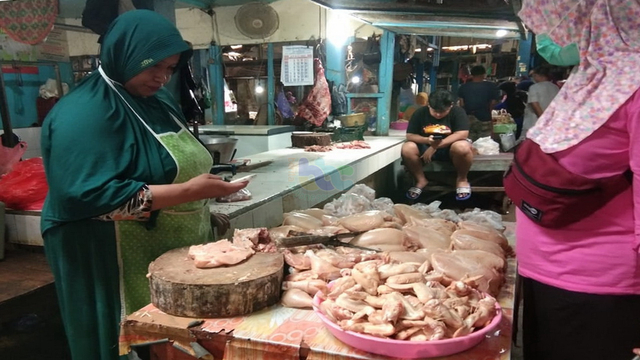 Salah seorang pedagang daging ayam di Pasar Kota Bojonegoro, Minggu (11/04/2021) (foto: dan/beritabojonegoro)