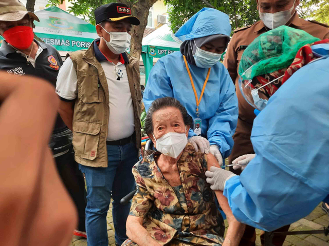 Inna Wati (102), lansia tertua di Kota Tangerang, mendapatkan suntikan vaksin dosis kedua pada Minggu (11/4). Foto: Dok. Istimewa
