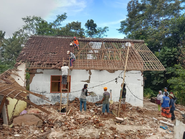 Warga bergotong royong mengamankan atap yang masih bisa difungsikan. Foto: M Sholeh