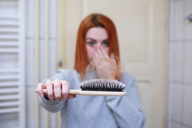 Stress dapat menyebabkan kerontokan rambut | Gambar oleh Martin Slavoljubovski dari Pixabay