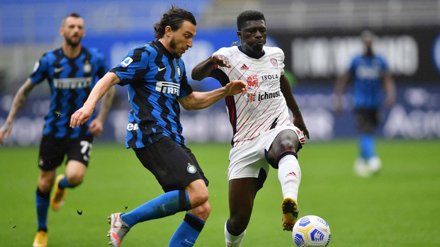 Matteo Darmian (tengah) di pertandingan Serie A antara Inter Milan melawan Cagliari di San Siro, Milan, Italia - 11 April 2021. Foto: Daniele Mascolo/REUTERS