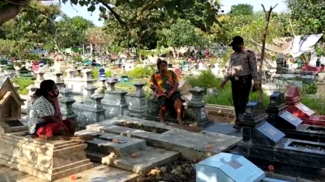 Petugas Polsek Banjarsari, Solo memberikan sosialisasi kepada juru kebersihan di pemakaman Bonoloyo