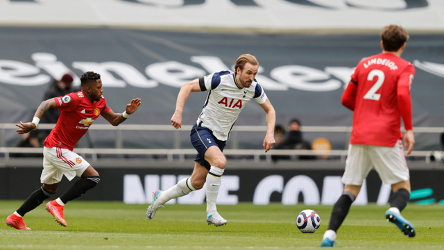 Pemain Tottenham Hotspur Harry Kane berusaha melewati hadangan pemain Manchester United pada lanjutan pertandingan Premier League di Tottenham Hotspur Stadium, London, Inggris. Foto: Adrian Dennis/Pool/REUTERS