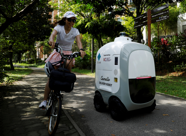 Carmello, robot kurir pengantar belanjaan di Singapura. Foto: REUTERS/Edgar Su