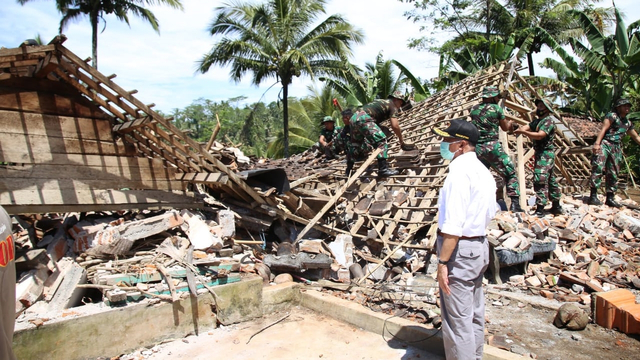 Menko PMK Muhadjir Effendy Kunjungi Korban Gempa di Kabupaten Malang. Foto: Kemenko PMK