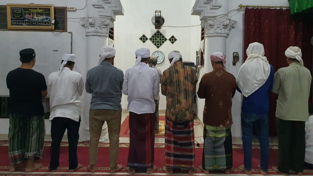 Jamaah Tarekat Naqsabandiyah Al Kholidiyah Jalaliyah saat menjalankan tarawih, di Jalan Kongsi, Marendal, Kabupaten Deli Serdang. Foto: Rahmat Utomo/kumparan