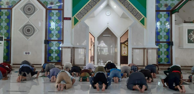 Jamaah Masjid Raya Al-Kautsar Kota Kendari saat beribadah dengan pengaturan jarak sesuai prokes COVID-19. Foto: Aldo/kendarinesia.
