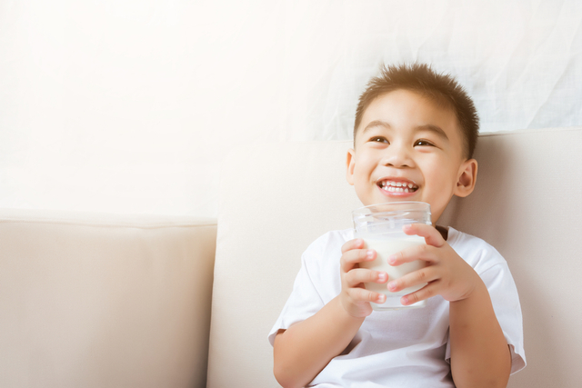 Ilustrasi anak minum susu. Foto: Shutterstock