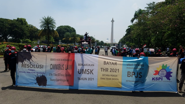 Buruh dari KSPI menggelar aksi unjuk rasa di Jakarta, Senin (12/4). Foto: Dok. Istimewa