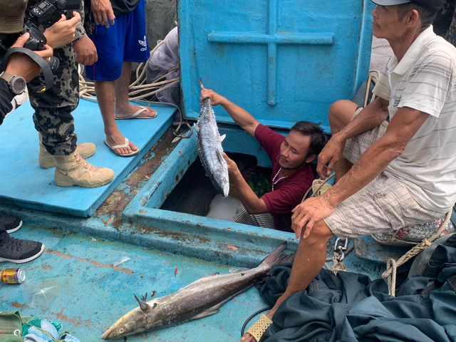 Nelayan Vietnam menunjukkan ikan hasil tangkapan mereka di laut Indonesia. Foto: Teri/Hi!!Pontianak 