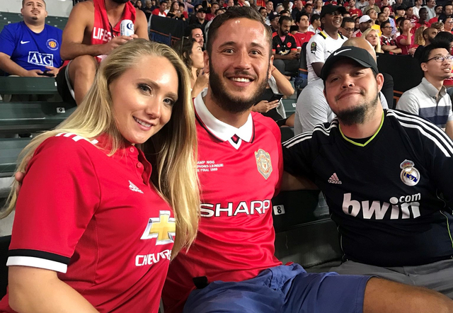 Danny Mountain (tengah) bersama kedua rekannya saat menyaksikan laga Man United vs AC Milan pada 2018 lalu. Foto: Twitter/@DannyMountain10