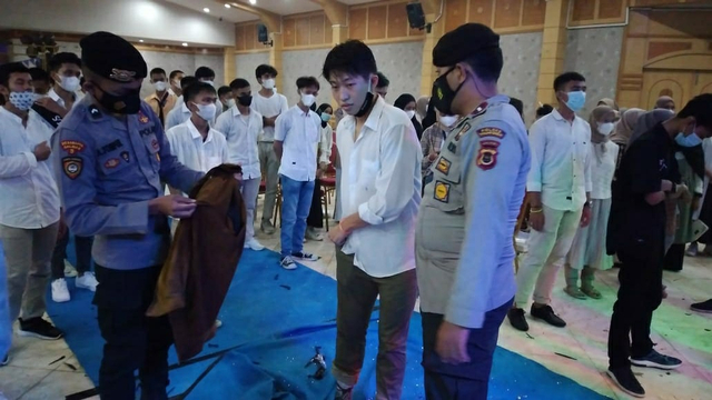 Polisi memeriksa siswa peserta kegiatan di ruang pola kantor bupati Tanjab Barat/Istimewa