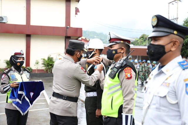 Kapolda Maluku Utara memasang pita kepada anggota yang terlibat dalam Operasi Keselamatan. Foto: Dok. Humas Polda