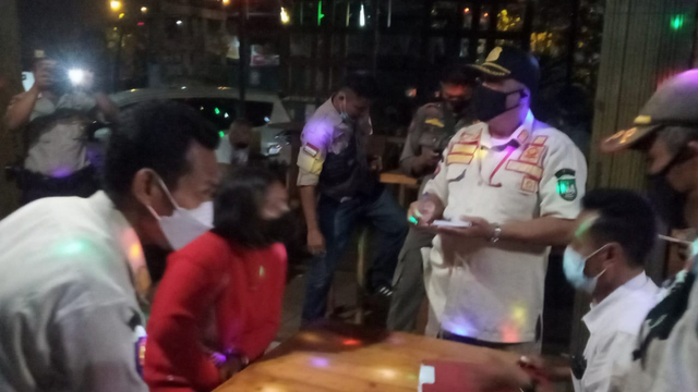 Petugas mengecek izin salah satu kafe di Batam. Foto: Istimewa.