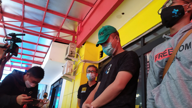 Heboh Pria di Bandung Acungkan dan Tembakkan Pistol di Pasar Caringin (501076)