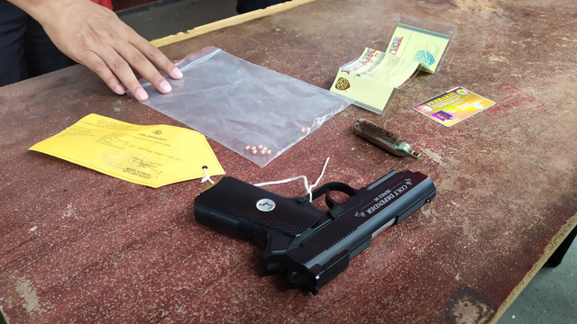 Heboh Pria di Bandung Acungkan dan Tembakkan Pistol di Pasar Caringin (501077)