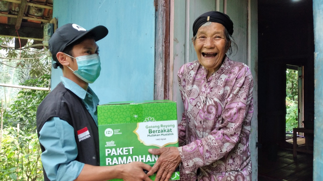IZI Jawa Barat Bagikan Paket Ramadhan di 6 Titik Kota Kabupaten di Jawa Barat (130631)