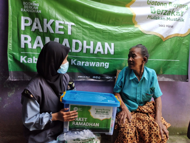 IZI Jawa Barat Bagikan Paket Ramadhan di 6 Titik Kota Kabupaten di Jawa Barat (130632)