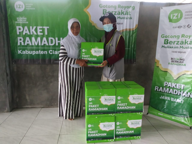 IZI Jawa Barat Bagikan Paket Ramadhan di 6 Titik Kota Kabupaten di Jawa Barat (130633)