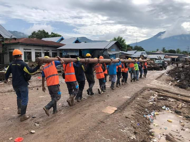 Petugas PLN melakukan perbaikan jaringan listrik di desa terdampak bencana di Pulau Adonara, Kabupaten Flores Timur. Foto: istimewa. 
