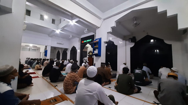 Jamaah di Masjid Daarul Faizin Sintang menjaga jarak duduk saat pelaksanaan Salat Tarawih pertama di bulan Ramadan. (Foto: Dokumen Abang Hibnul Anwar)