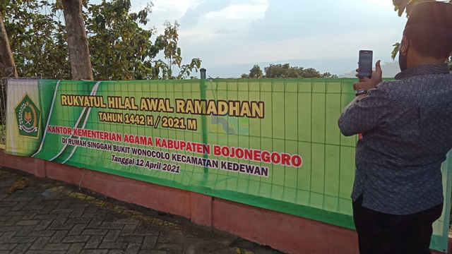 Suasana rukyatul hilal, yang digelar Kantor Kemenag Kabupaten Bojonegoro, di Rumah Singgah Bukit Wonocolo, Kecamatan Kedewan, Kabupaten Bojonegoro. Senin (12/04/2021) (foto: Istimewa)