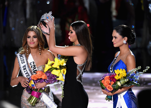 Pencopotan mahkota Miss Universe 2015 karena kekeliruan MC Foto: YouTube