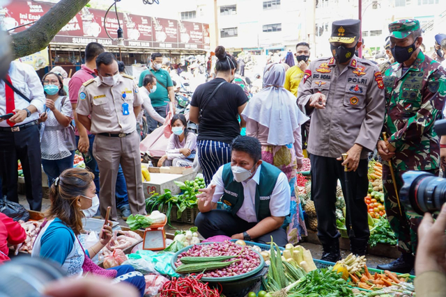 Gubernur Sumsel, Herman Deru bersama Forkominda melakukan pengecekan sembako di pasar tradisional. (foto: istimewa)
