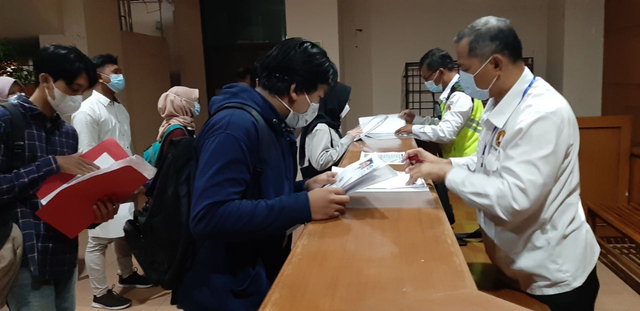 Petugas dari UPNVY memeriksa hasil tes Ge-Nose atau rapid test peserta UTBK SBMPTN, Senin (12/4/2021). Foto: Len/Tugu Jogja