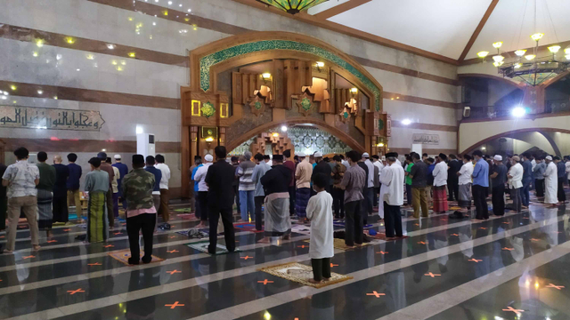 Umat Islam melaksanakan salatTarawih berjamaah di Masjid Pusdai Bandung. Foto: Rachmadi Rasyad/kumparan