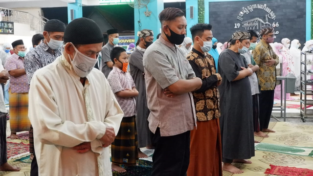 Sejumlah jemaah menggunakan masker saat  Salat Tarawih di Masjid Jogokariyan Yogyakarta, Senin (12/4). Foto: Arfiansyah Panji Purnandaru/kumparan