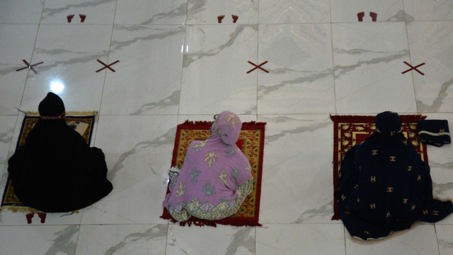 Sejumlah umat muslim bersiap melaksanakan shalat Tarawih berjamaah di Masjid Agung Syekh Yusuf, Kabupaten Gowa, Sulawesi Selatan, Senin (12/4/2021) Foto: Abriawan Abhe/ANTARA FOTO