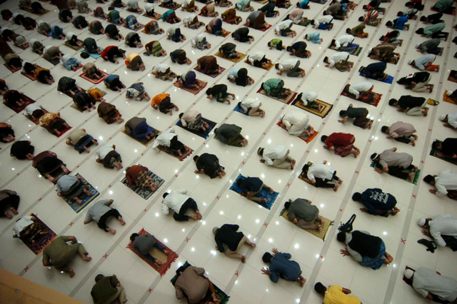 Umat muslim menunaikan ibadah shalat Tarawih pertama di Masjid Agung Tegal, Jawa Tengah, Senin (12/4/2021).  Foto: Oky Lukmansyah/ANTARA FOTO