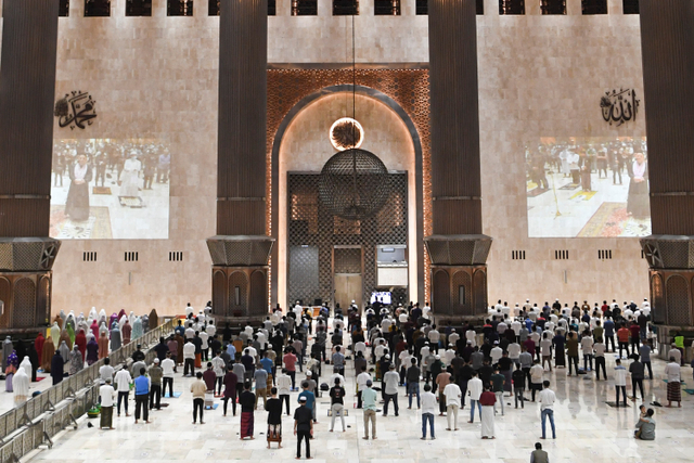 Umat Islam melaksanakan salat tarawih berjamaah di Masjid Istiqlal, Jakarta, Senin (12/4).  Foto: Hafidz Mubarak A/ANTARA FOTO