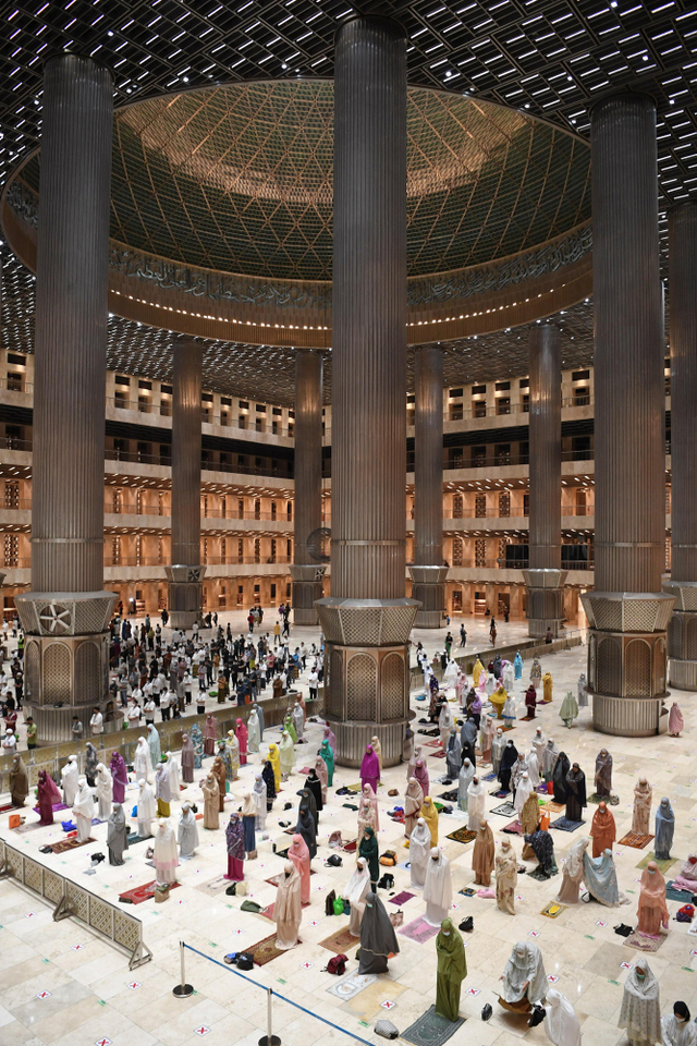 Umat Islam melaksanakan salat tarawih berjamaah di Masjid Istiqlal, Jakarta, Senin (12/4).  Foto: Hafidz Mubarak A/ANTARA FOTO