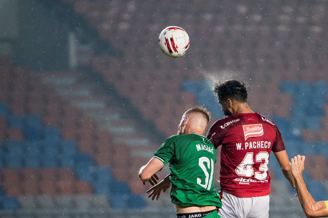 Pemain Bali United W. Pacheco berebut bola dengan pemain PSS Sleman Maslac Mario pada pertandingan perempat final Piala Menpora 2021 di stadion Si Jalak Harupat, Kabupaten Bandung, Jawa Barat, Senin (12/4).  Foto: M Agung Rajasa/ANTARA FOTO