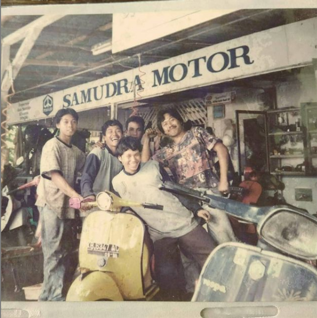 Para pemuda berswafoto di bengkel motor (foto: beritavespa/Instagram)