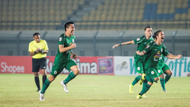 Selebrasi pemain PSS Sleman usai mengalahkan Bali United pada pertandingan perempat final Piala Menpora 2021 di stadion Si Jalak Harupat, Kabupaten Bandung, Jawa Barat, Senin (12/4). Foto: M Agung Rajasa/ANTARA FOTO