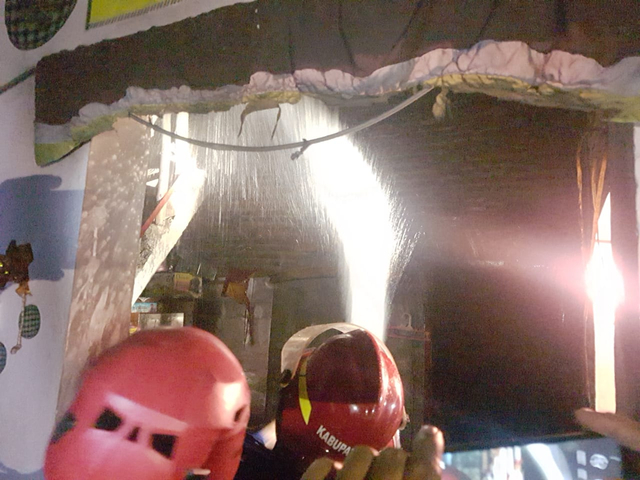 Rmah di Dukuh Banjangan, Desa Dukuhwaru, Kecamatan Dukuhwaru, Kabupaten Tegal terbakar saat ditinggal pemiliknya, Turipah (58), Senin (12/4/2021) malam. (Foto: Dok Damkar Tegal)